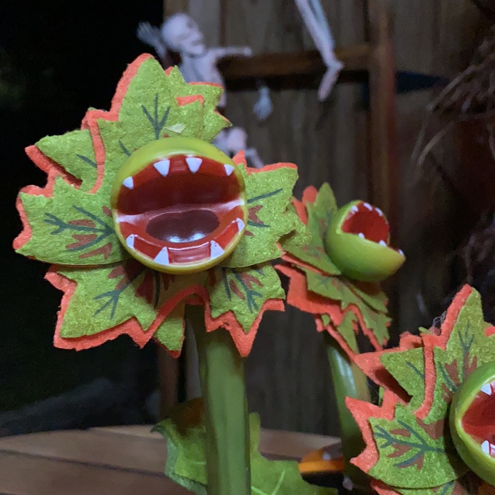 Hide and Eek Animated Halloween Pumpkin with Creepy Dancing and Singing Vines 🎃 - Picture 5 of 16